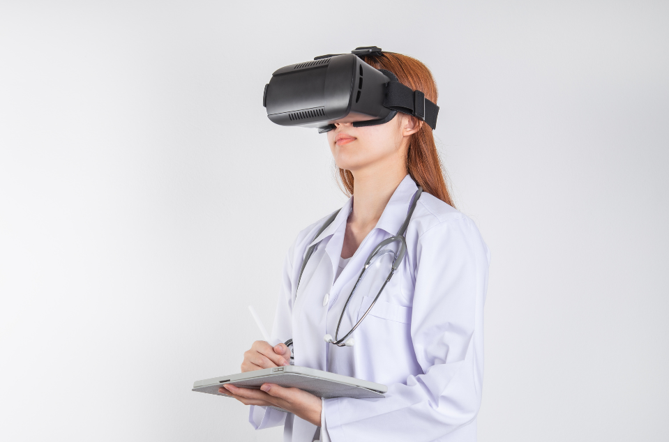 Laboratorio VR en enfermería — estudiante con casco